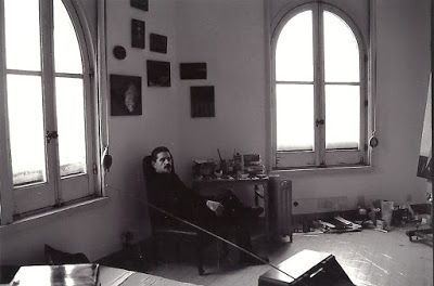 Pedro Muiño en el estudio de Juan de la Colina, A Coruña, 1999